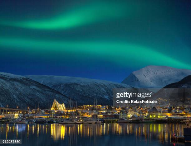 découvre dans la nuit sur la ville de tromso illuminée avec cathédrale et majestueux aurora borealis - norvège photos et images de collection