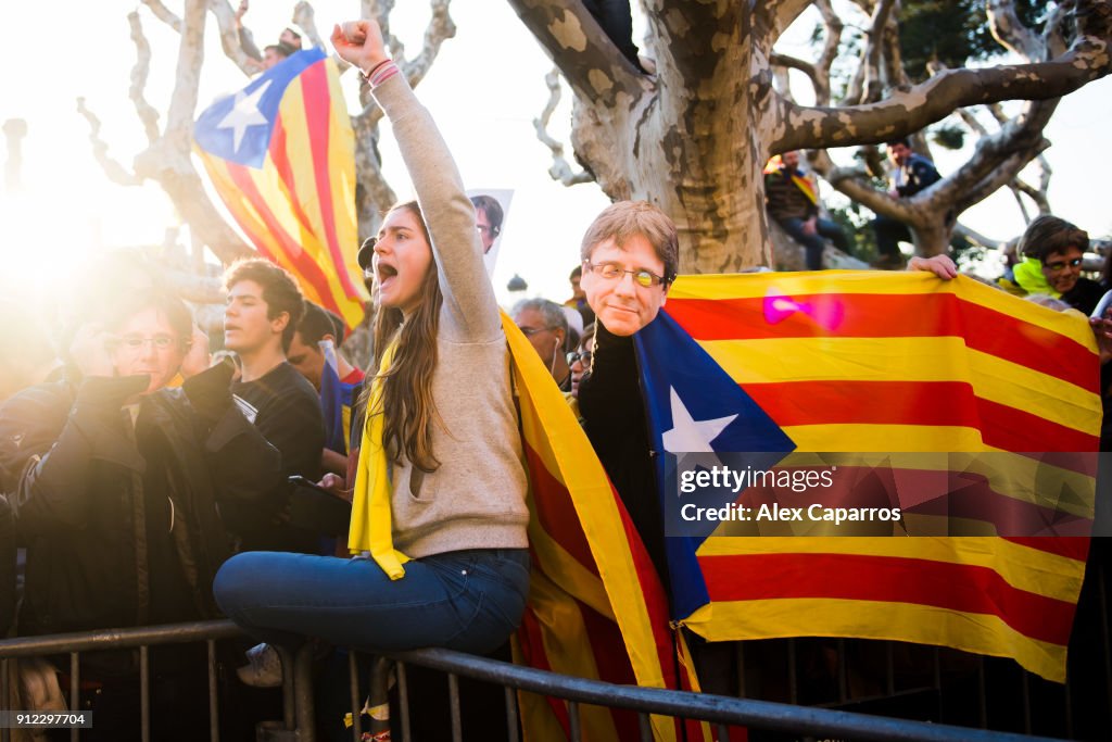 Protesters Support Former Catalan President Carles Puigdemont After After Regional Head Vote Postponed