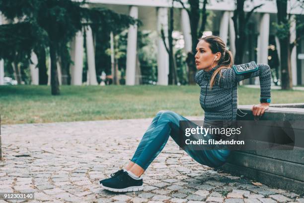 mujer haciendo se pone al aire libre - salsa espesa fotografías e imágenes de stock