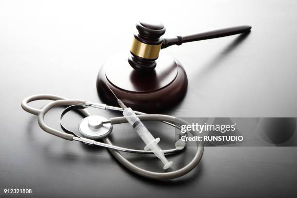 gavel with stethoscope and syringe - lawsuit fotografías e imágenes de stock