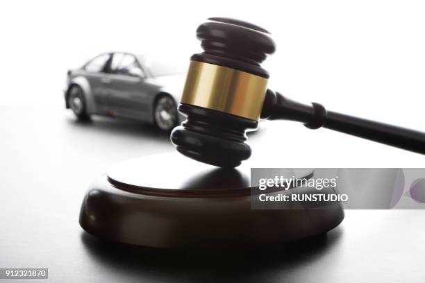 gavel and model car - asta foto e immagini stock