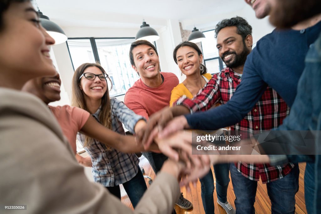 Gruppe Von Menschen Arbeiten Im Büro Und Hände Die Zusammenstellung ...
