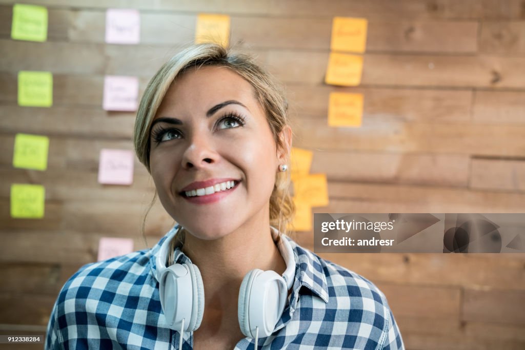 Nachdenkliche Frau arbeitet an einem kreativen Büro