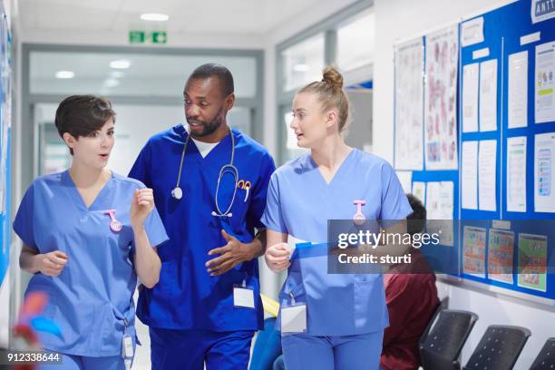 medische kliniek team wandelen - hospital uk stockfoto's en -beelden