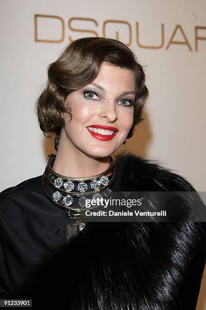 Linda Evangelista attends amfAR Milano 2009 Red Carpet, the Inaugural Milan Fashion Week event at La Permanente on September 28, 2009 in Milan, Italy.