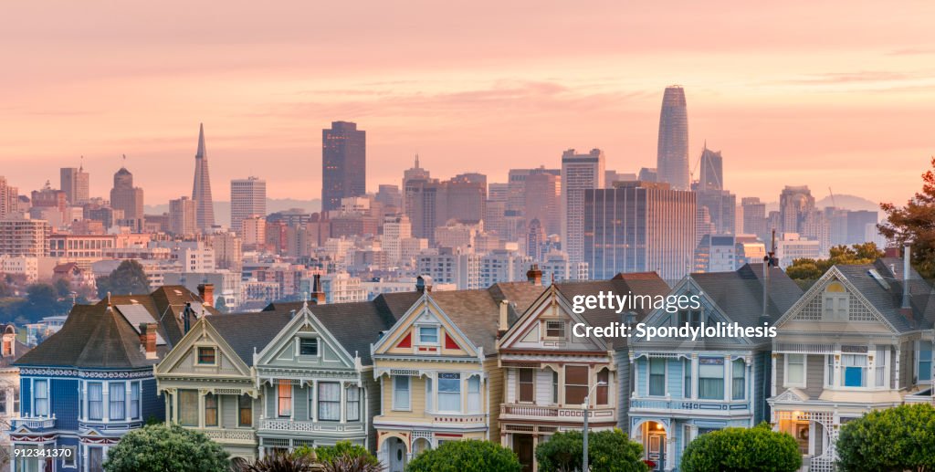 Alamo square und Painted Damen mit skyline von San Francisco
