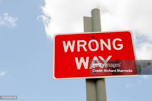 wrong way sign - wrong way stockfoto's en -beelden