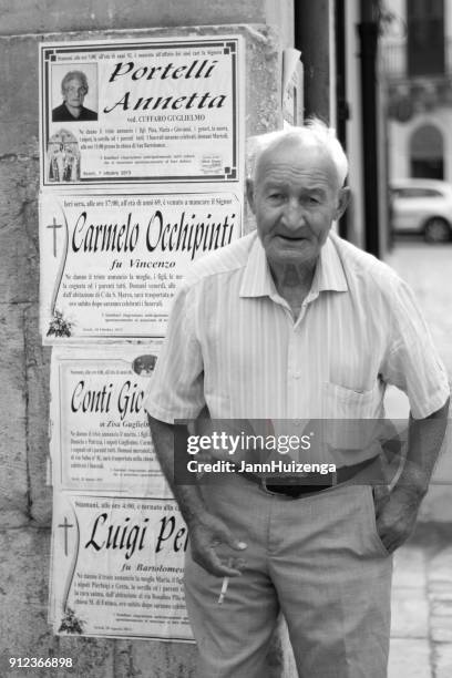 scicli (ragusa), sicilia: avvisi di morte e uomo anziano - obituary foto e immagini stock