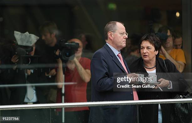 German Finance Minister Peer Steinbrueck and Justice Minister Brigitte Zypries, both of the German Social Democrats , take a coffee break during the...