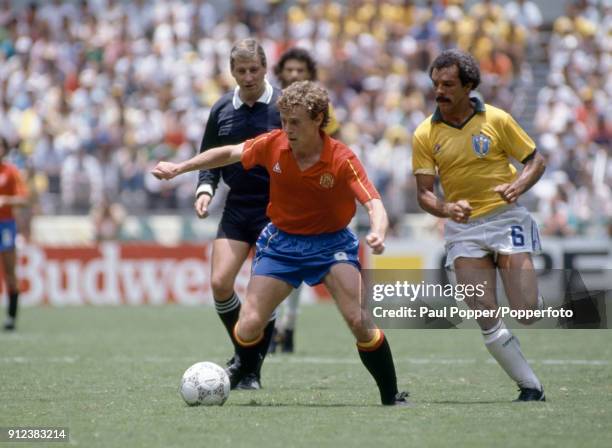 Emilio Butragueno of Spain watched by Junior of Brazil during the FIFA World Cup match between Spain and Brazil at the Estadio Jalisco in...