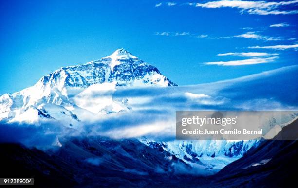 view of mount everest's north face in tibet. - north face of everest fotografías e imágenes de stock