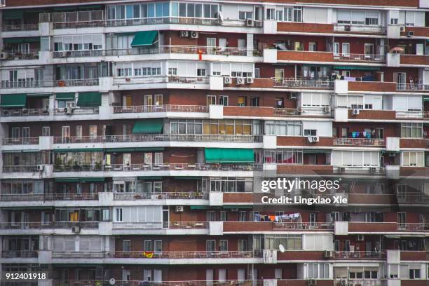 spanish cities - facade of typical apartment buildings in madrid, spain - edificio madrid fotografías e imágenes de stock