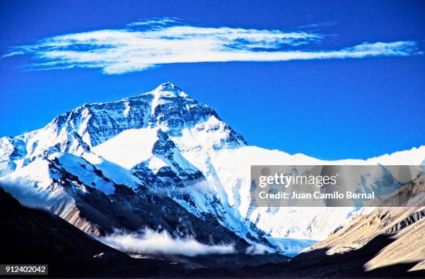 view of mount everest's north face in tibet. - north face of everest fotografías e imágenes de stock