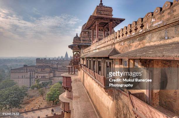 jahangir mahal inside orchha fort complex, orchha, madhya pradesh, india - orchha imagens e fotografias de stock
