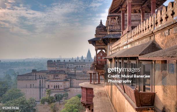 jahangir mahal inside orchha fort complex, orchha, madhya pradesh, india - madhya pradesh fort stock pictures, royalty-free photos & images