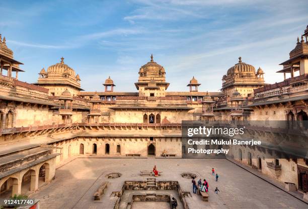 jahangir mahal inside orchha fort complex, orchha, madhya pradesh, india - orchha photos et images de collection