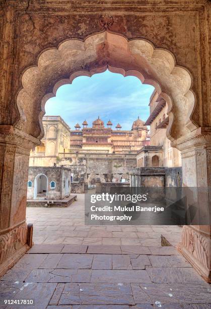 raja mahal inside the orchha fort complex, orchha, madhya pradesh, india - orchha stock-fotos und bilder