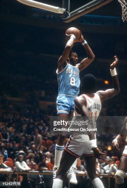 Marvin Barnes of the Buffalo Braves goes up to shoot over Bob McAdoo of the New York Knicks during an NBA basketball game circa 1977 at Madison...