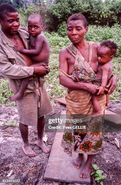 Famille de Pygmees en Republique du Congo.