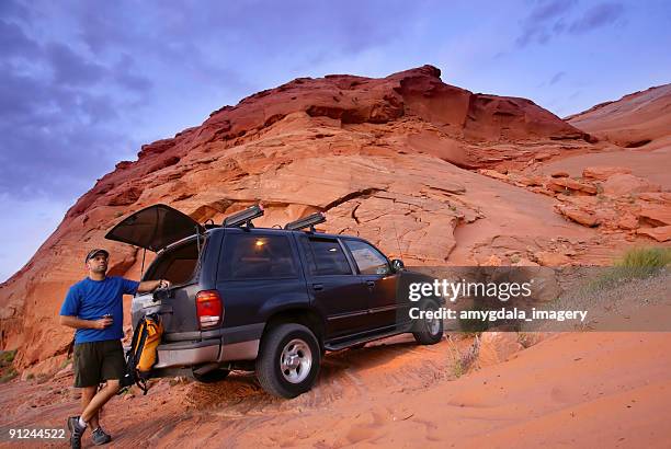 mann mit geländewagen und-wüste - glen canyon stock-fotos und bilder