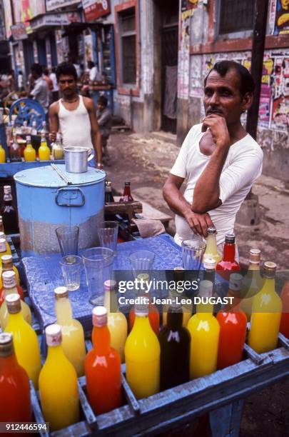 Vendeur de boissons dans la rue a Calcutta, Inde.