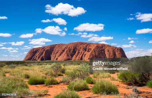 ayers rock in australien northern territory - ayers rock stock-fotos und bilder
