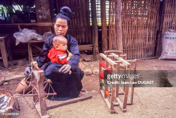 Femme Tai Dam filant la soie dans la province de Son La, Viet Nam.