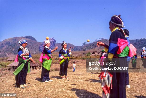 Femmes Hmong jouant au lancer de balles lors de la fete du nouvel an chinois, au Laos.