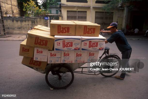 Chargement de cartons sur un cyclo-pousse a Haiphong, Viet Nam.