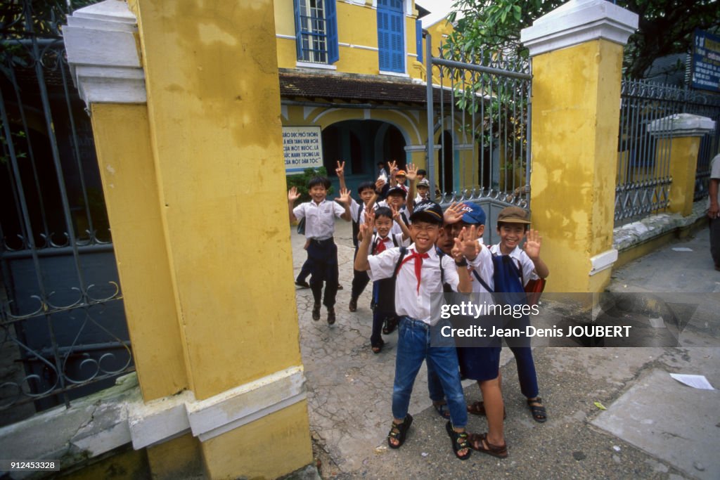 Sortie D'Une Ecole A Ho-Chi-Minh-Ville