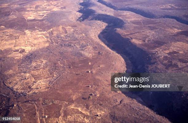 Paysage de la vallee du grand Rift en Tanzanie. Lignes de failles tectoniques des plaques geologiques parcourant la vallee du Grand Rift en Tanzanie.