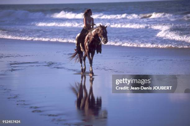 Femme a cheval sur une plage au Bresil.