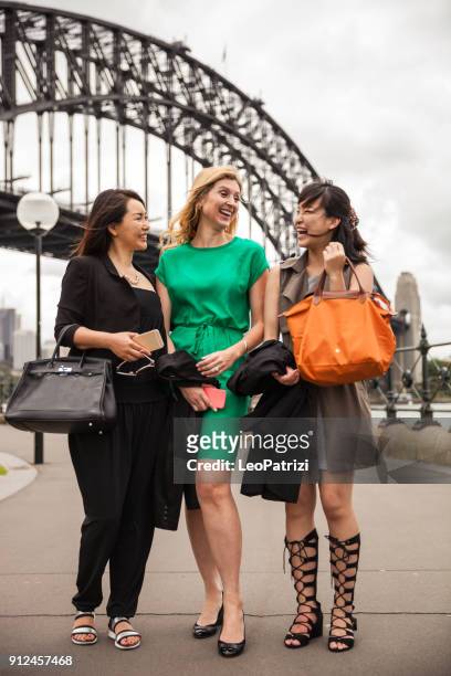 happy vrienden tijdens het winkelen van de dag in het centrum van sydney - australië - sydney shopping stockfoto's en -beelden