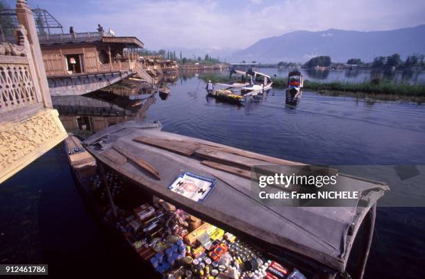 Shikara d'un marchand ambulant sur le lac Dhal, dans le Cachemire, Inde.