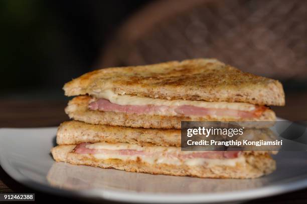 ham cheese sandwich - croque monsieur stockfoto's en -beelden