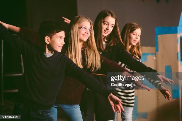 répétition de lecture école - faire du théâtre photos et images de collection