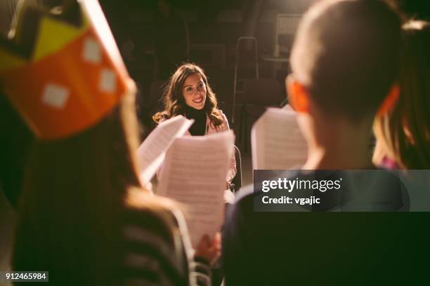 ensayo de escuela juego - acting fotografías e imágenes de stock