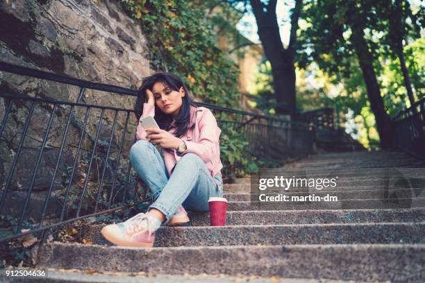 depressief meisje - negatieve eigenwaarde stockfoto's en -beelden