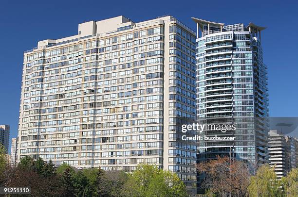 habitations modernos rascacielos en la ciudad de toronto - buzbuzzer fotografías e imágenes de stock