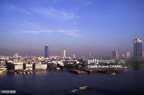 Vue de la ville de Bangkok sous un nuage de pollution, Thailande.