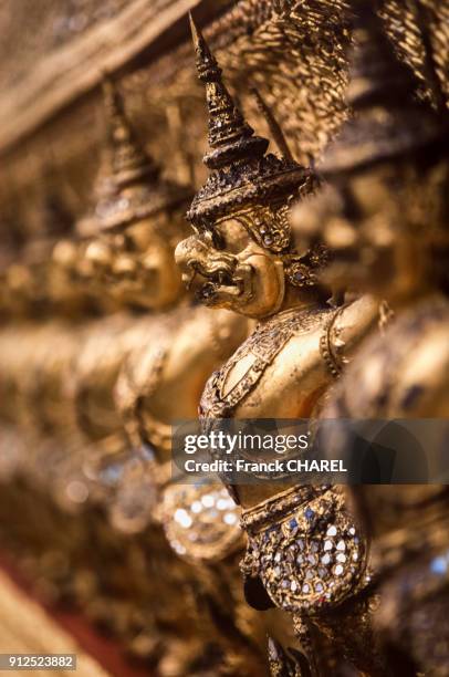 Bas-reliefs du temple Wat Phra Kaeo a Bangkok, Thailande.