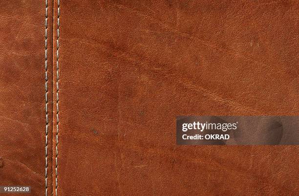cuir brun avec points gros plan - couturiers photos et images de collection