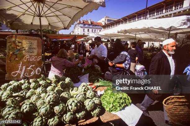 Le marche de la place d'Aligre a Paris, France.