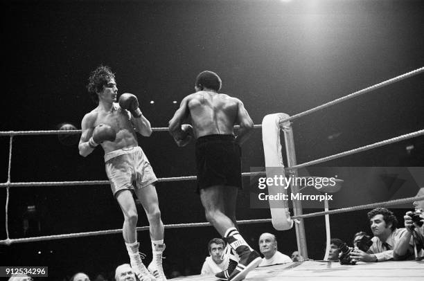 Maurice Hope v Carlos Herrera WBC World Super Welterweight Title. Wembley Arena, Wembley, London, United Kingdom. Hope won by unanimous decision...