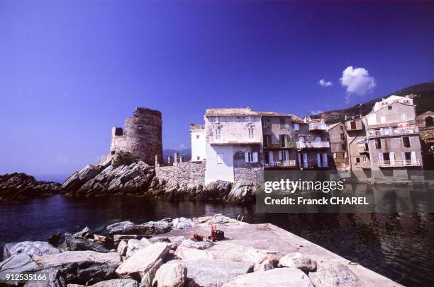 La tour genoise dans le village ancien d'Erbalunga, a Brando, en Haute-Corse, France.