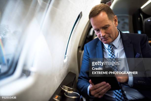 hombre en el avión jet privado - aircraft wifi fotografías e imágenes de stock