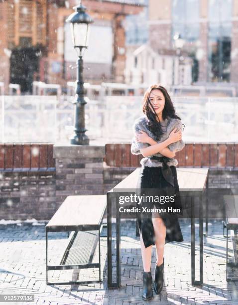 happy asian women in winter day, looking at camera and laughing. - short sleeved 個照片及圖片檔