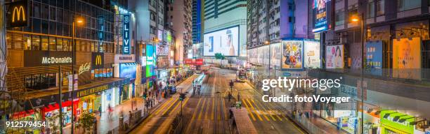 panorama de noche neon calle ocupado de compras de la hong kong causeway bay - isla de hong kong fotografías e imágenes de stock