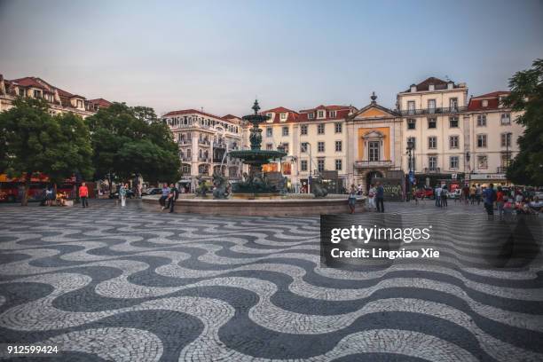 rossio square (pedro iv square) in central lisbon at dusk, portugal - provincie lissabon stockfoto's en -beelden