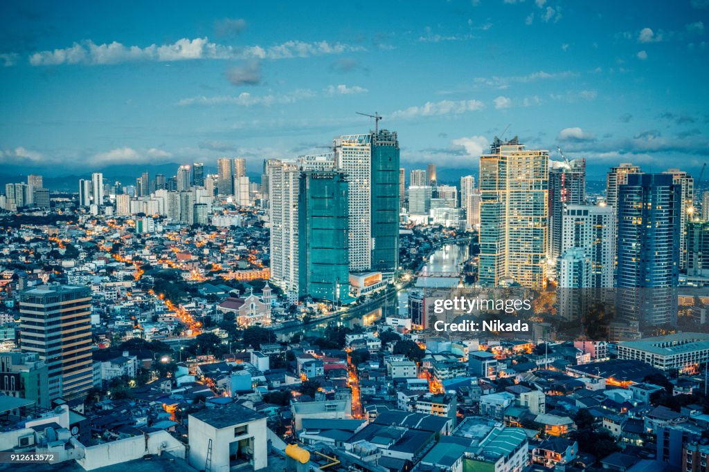 Blick über die Skyline von Makati in der Abenddämmerung, Metro Manila - Philippinen